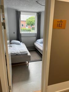 מיטה או מיטות בחדר ב-Assersbølgård