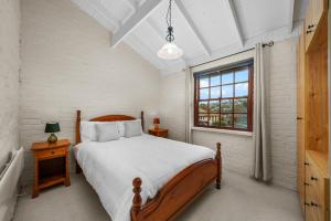 Un dormitorio con una cama grande y una ventana en Sea view holiday plant house , close to CBD and Beach en Kingston Beach