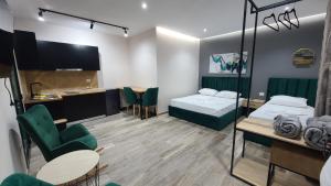 都拉斯Guest House Tian & Hojz的有两张床、一张桌子和几把椅子的房间