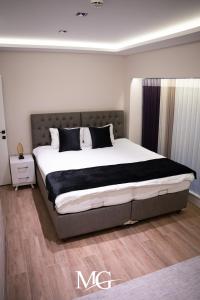 ein Schlafzimmer mit einem großen Bett in einem Zimmer in der Unterkunft MG HİLL RESİDENCE BUTİK OTEL in Yeşilyurt