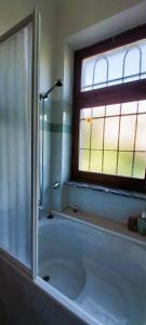 baño con bañera y ventana en Casa in montagna con giardino privato recintato, en Andrate