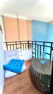 Zimmer mit blauen Kissen auf dem Balkon in der Unterkunft Loft Unit One Bedroom with terrace in Davao City