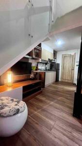 una gran cocina con escalera en una habitación en Loft Unit One Bedroom with terrace, en Davao City