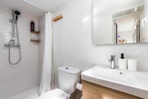 łazienka z toaletą, umywalką i lustrem w obiekcie Apartamento en CENTRO CIUDAD w mieście El Puerto de Santa María +31 zdjęć