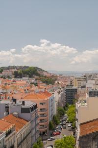 リスボンにあるホテル ドム カルロス リバティの建物のある街並み