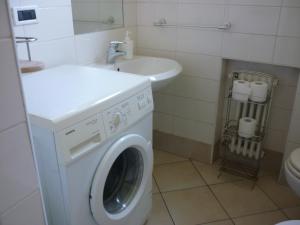 ボローニャにあるLa Mansardaのバスルーム(洗濯機、シンク付)