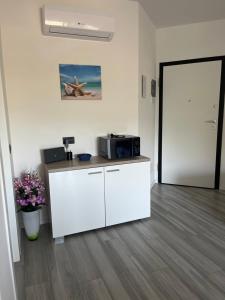 an office with a white counter and a microwave at LA CONCHIGLIA A MARINA in Marina di Carrara