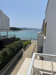 vistas al océano desde el balcón de un edificio en Apartman SeaSide, en Zadar