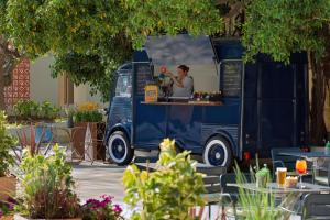a food truck parked in front of a man ordering food at H10 Imperial Tarraco 4 Sup in Tarragona