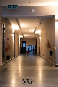 un couloir vide dans un bâtiment avec un panneau sur le mur dans l'établissement MG HİLL RESİDENCE BUTİK OTEL, à Yeşilyurt