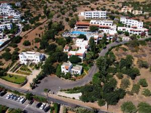 uma vista aérea de uma propriedade residencial em Elounda Ilion Hotel Bungalows em Elounda