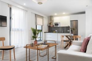Küche/Küchenzeile in der Unterkunft Suites Maestranza - Herrería by Magno Apartments