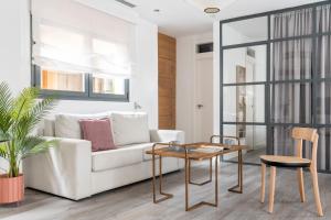 Ein Sitzbereich in der Unterkunft Suites Maestranza - Herrería by Magno Apartments