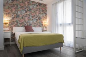 Ein Bett oder Betten in einem Zimmer der Unterkunft Suites Maestranza - Herrería by Magno Apartments