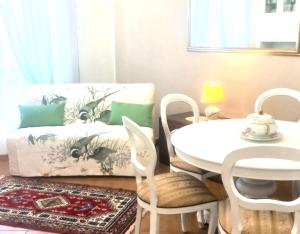 ein Wohnzimmer mit einem Tisch und einem Sofa in der Unterkunft Etrusca shabby chic apartment - Tuscany - Venturina Terme in Venturina Terme