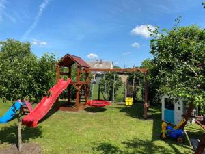 um quintal com um parque infantil com um escorrega em Holiday home in Gyenesdias - Balaton 40755 em Gyenesdiás