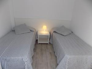 A bed or beds in a room at Emilia's Cabin