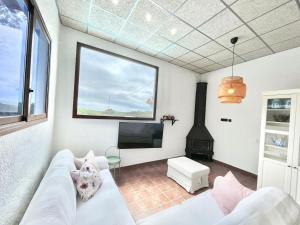 sala de estar con sofá blanco y chimenea en Villa Only Adults 2 Pax · Piscina Privada · A/C · WIFI · BBQ, en Blanes