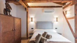 Giường trong phòng chung tại Apartamentos Boutique Pinocho - Living Toledo