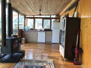 cocina con estufa de leña en una habitación en Tiny House Village en İznik