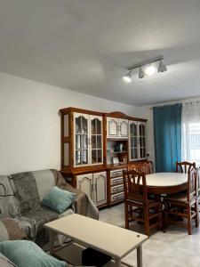 ビナロスにあるLa casa de Mumuのソファとテーブルのあるリビングルーム