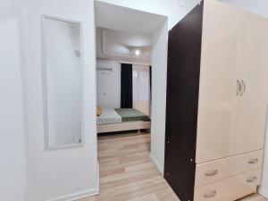 Zimmer mit einem Schrank und einem Schlafzimmer mit einem Bett in der Unterkunft Casa 21 - the cutest in Tirana! in Tirana