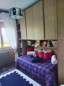 sypialnia z łóżkiem z poduszkami w obiekcie Orchidea w mieście Frabosa Soprana