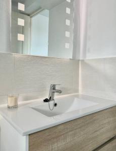 lavabo blanco en el baño con espejo en Casita Juan Carro, un oasis de paz!, en Puntallana