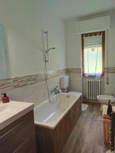 uma casa de banho com uma banheira e um lavatório em Orchidea em Frabosa Soprana