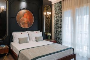 1 dormitorio con 1 cama grande y una pintura en la pared en Tria Elegance Istanbul, en Estambul