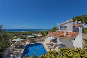 Piscina de la sau aproape de Villa Maitreya By MENORCARENTALS