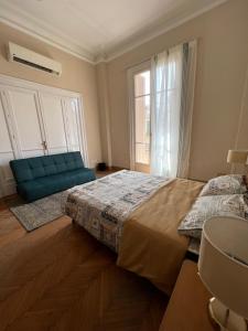 Un dormitorio con dos camas y un sofá azul. en Homestay, en El Cairo