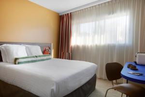 Habitación de hotel con cama grande y ventana en Hotel Abrial en Cannes