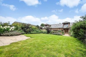 een uitzicht op een huis met een grote tuin bij Horsham-Gatwick 16 miles Luxury-near Leonardslee in Horsham