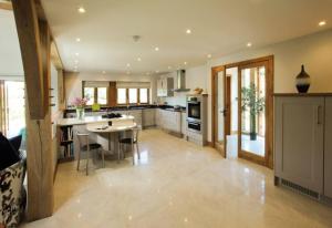 uma grande cozinha com uma mesa e cadeiras em Horsham-Gatwick 16 miles Luxury-near Leonardslee em Horsham