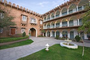 Aed väljaspool majutusasutust Pushkar Fort - Luxury Heritage Resort