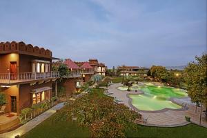 Bazén v ubytování Pushkar Fort - Luxury Heritage Resort nebo v jeho okolí