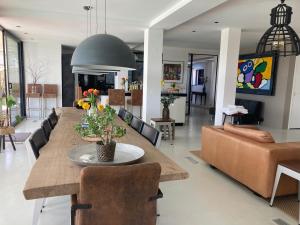 Villa Zandvoort في زاندفورت: غرفة طعام مع طاولة وأريكة