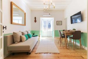 una sala de estar con un sofá y una mesa en Castelo Premium by Homing, en Lisboa