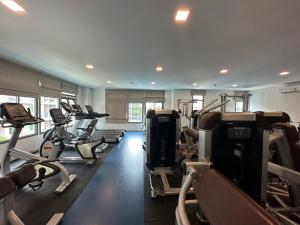 Fitness centrum a/nebo fitness zařízení v ubytování One Bedroom Apartment Arcadia Beach Continental
