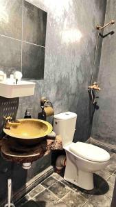 La salle de bains est pourvue d'un lavabo et de toilettes. dans l'établissement Villa Sosaryca, piscine Bali, à Aït Ghemat