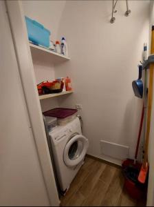 ein Bad mit einer Waschmaschine in einem Zimmer in der Unterkunft Appartamento Nonno Pit, Marettimo in Marettimo