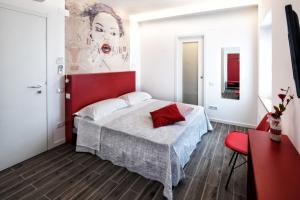 een slaapkamer met een groot bed met een rood hoofdeinde bij CalaLaNotte in Recanati