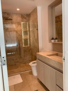 La salle de bains est pourvue d'une douche et de toilettes. dans l'établissement Morros 3 - Vista y salida directa al mar, à Carthagène des Indes