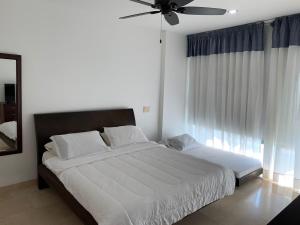 - une chambre avec un grand lit et un ventilateur de plafond dans l'établissement Morros 3 - Vista y salida directa al mar, à Carthagène des Indes