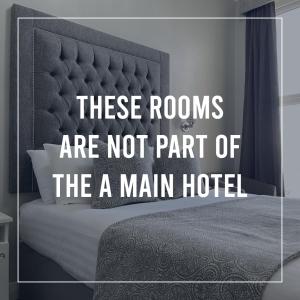 een bed met de woorden dat deze kamers geen deel uitmaken van het themahotel bij Doric Hotel in Blackpool