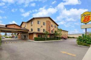 vista su un parcheggio dell'hotel con un cartello di Super 8 by Wyndham Butte MT a Butte