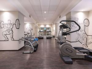 Posilňovňa alebo fitness centrum v ubytovaní Mercure Warszawa Grand