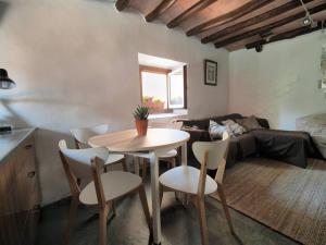 een woonkamer met een tafel en stoelen en een bank bij Cal Jueu. Casa original. in Tarragona