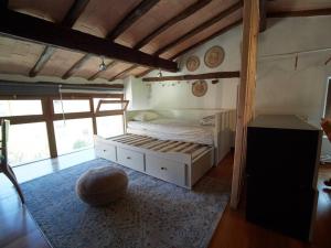 een slaapkamer met een wit bed in een kamer met ramen bij Cal Jueu. Casa original. in Tarragona